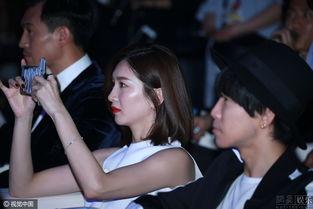 女明星举手机拍照,女明星手机拍照瞬间