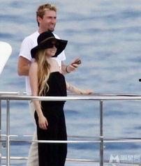 明星 度假 偷拍,偷拍事件引发的行业反思