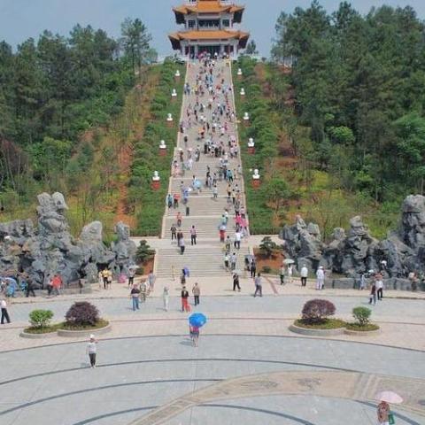 邵东昭阳公园吃瓜,夏日吃瓜盛宴，共享清凉时光