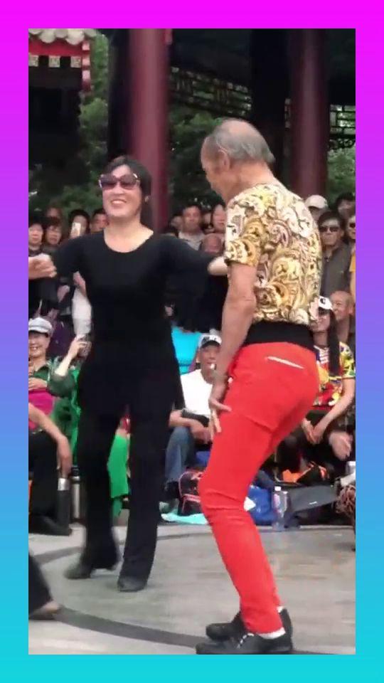 喀什古城网红大爷舞姿轻,成为古城新风景