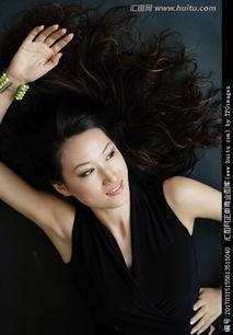 女明星躺在地板上,女明星的别样风情