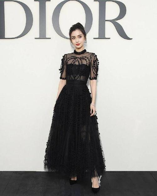 明星的黑色连衣裙,明星黑色连衣裙的优雅演绎