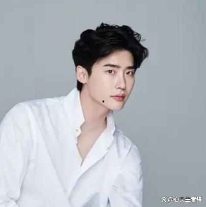 韩国男明星背景,揭秘韩国男明星背后的故事与成长轨迹